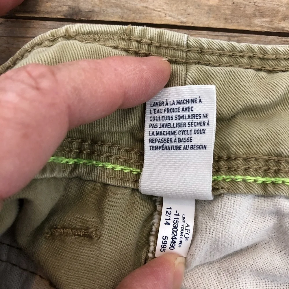 AEO Khaki tan classic cargo shorts, 26